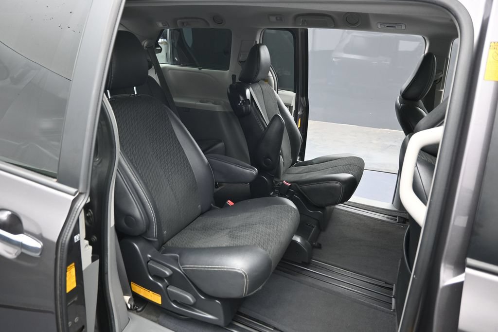 Used 2014 Toyota Sienna SE FWD image 29