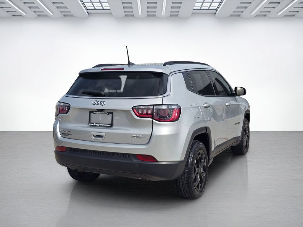 Used 2025 Jeep Compass Latitude AWD/4WD image 3