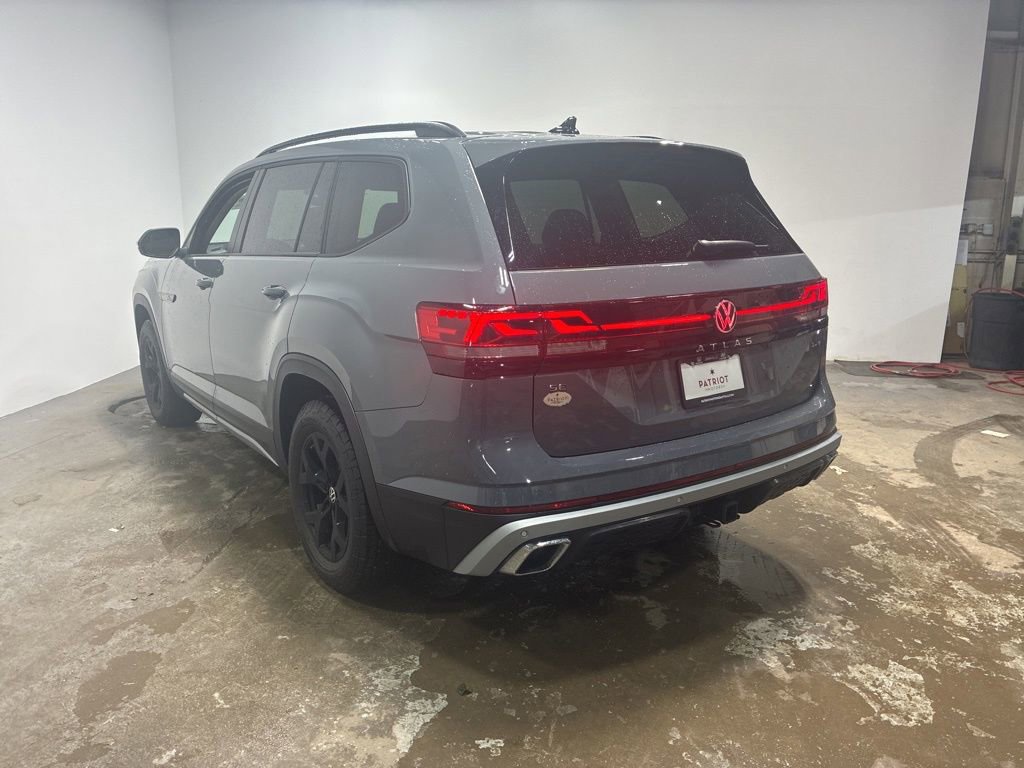 Used 2025 Volkswagen Atlas Peak Edition SE image 1