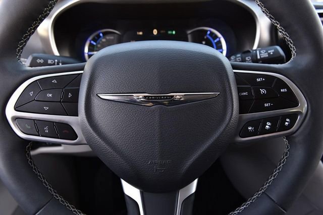 Used 2024 Chrysler Pacifica Select image 19