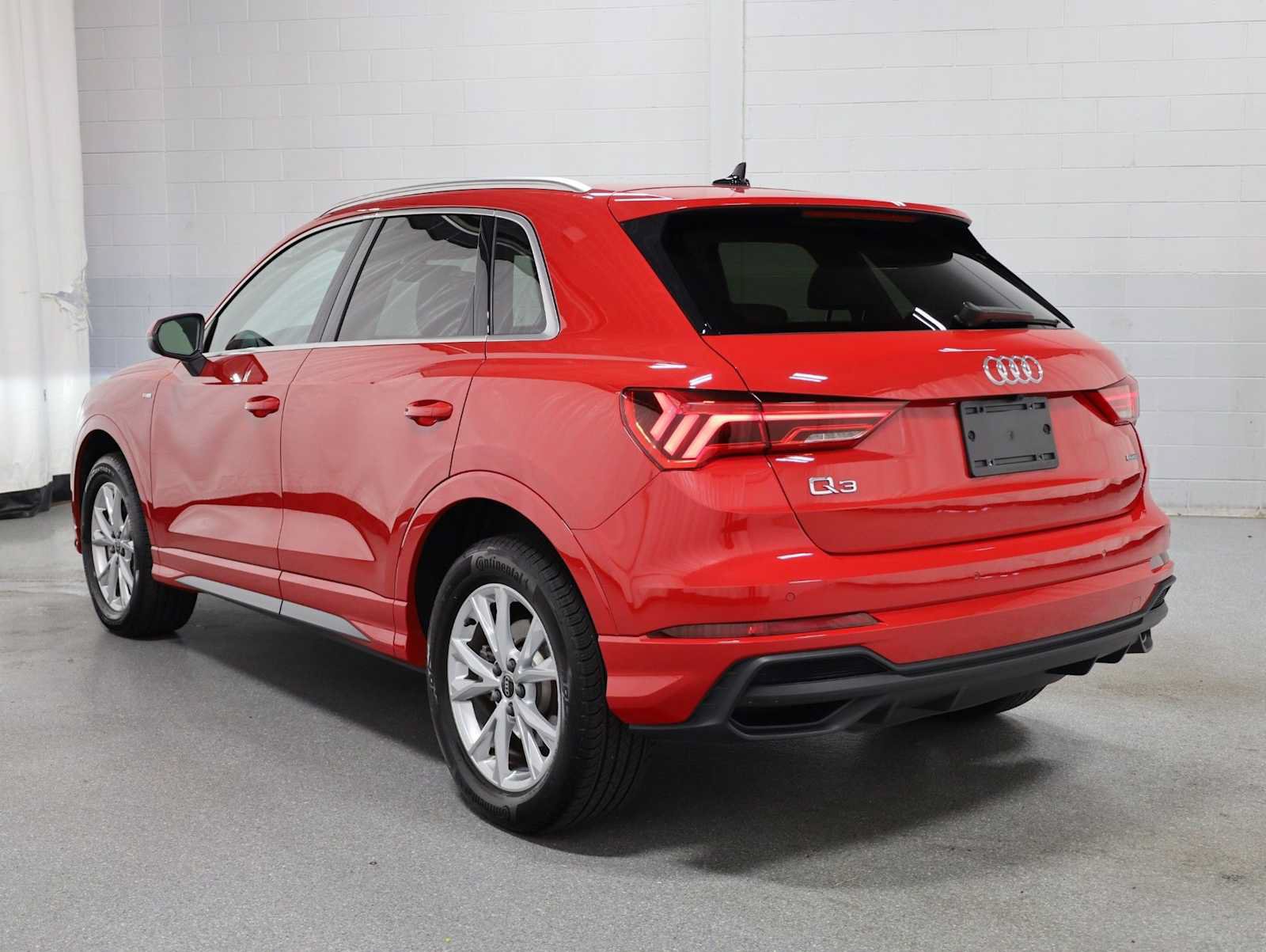 Certified 2025 Audi Q3 2.0T Premium w/ Convenience Package AWD/4WD image 3