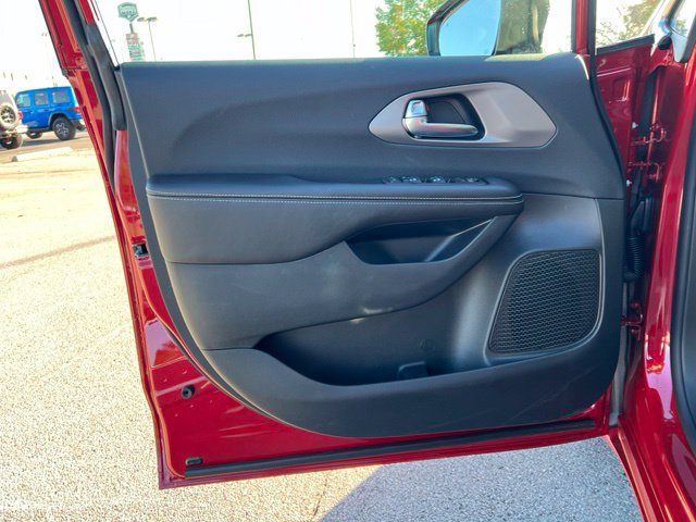 New 2027 Chrysler Pacifica LX FWD image 10
