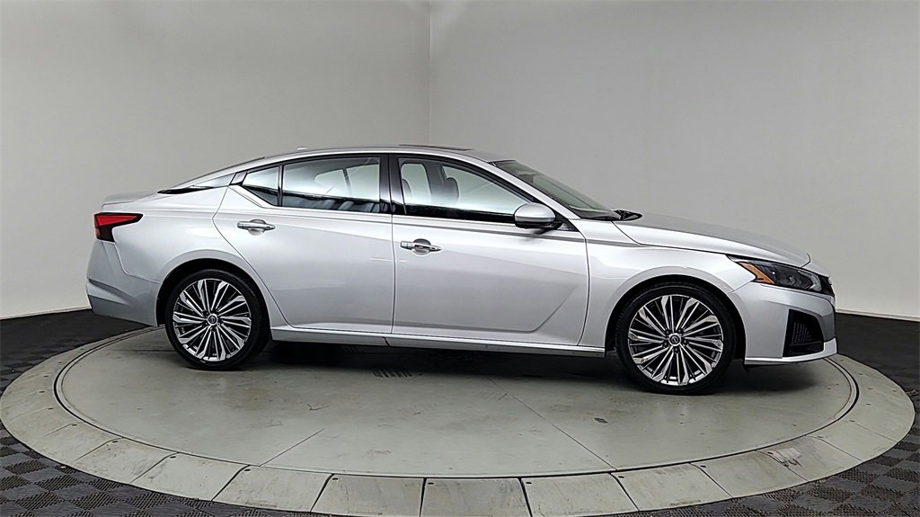 Used 2023 Nissan Altima 2.5 SL image 1