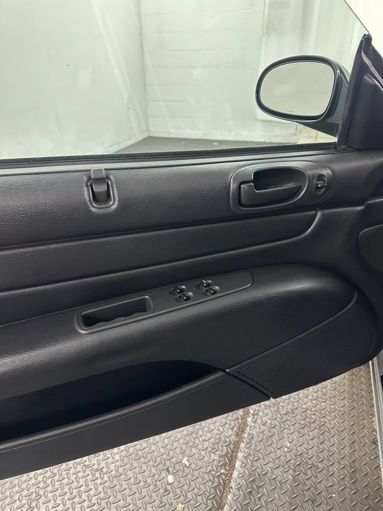 Used 2005 Chrysler Sebring GTC FWD image 9