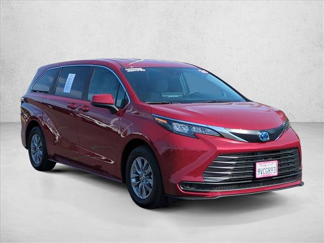 Used 2025 Toyota Sienna LE image 3