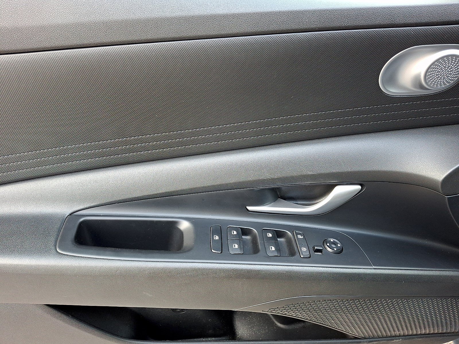 Used 2022 Hyundai Elantra SE FWD image 11