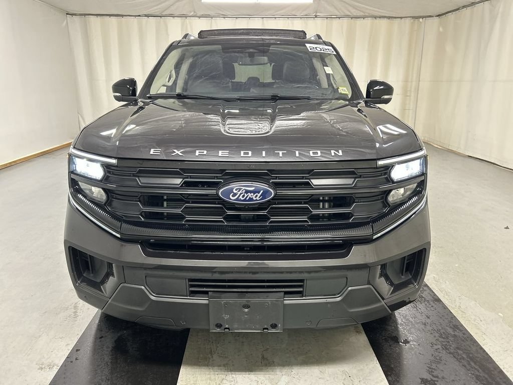 Used 2025 Ford Expedition Active AWD/4WD image 3