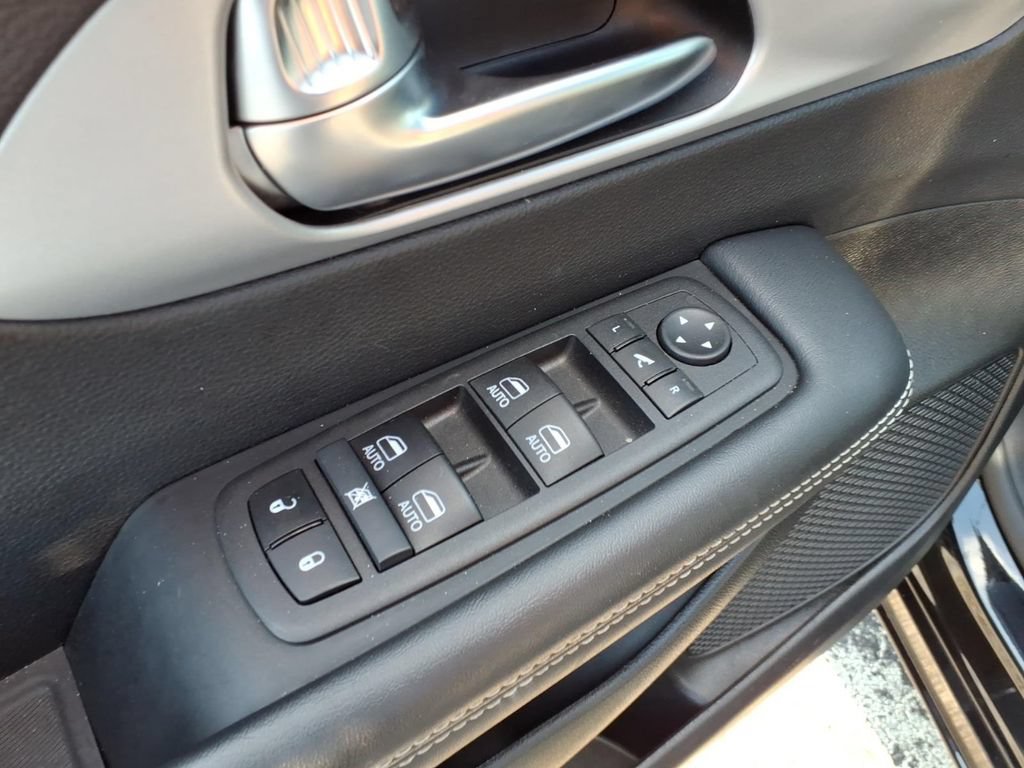 Certified 2025 Chrysler Pacifica Limited FWD image 7