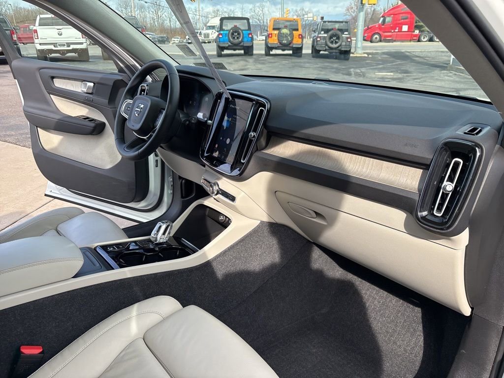 Certified 2023 Volvo XC40 B5 Plus w/ Protection Package AWD/4WD image 41