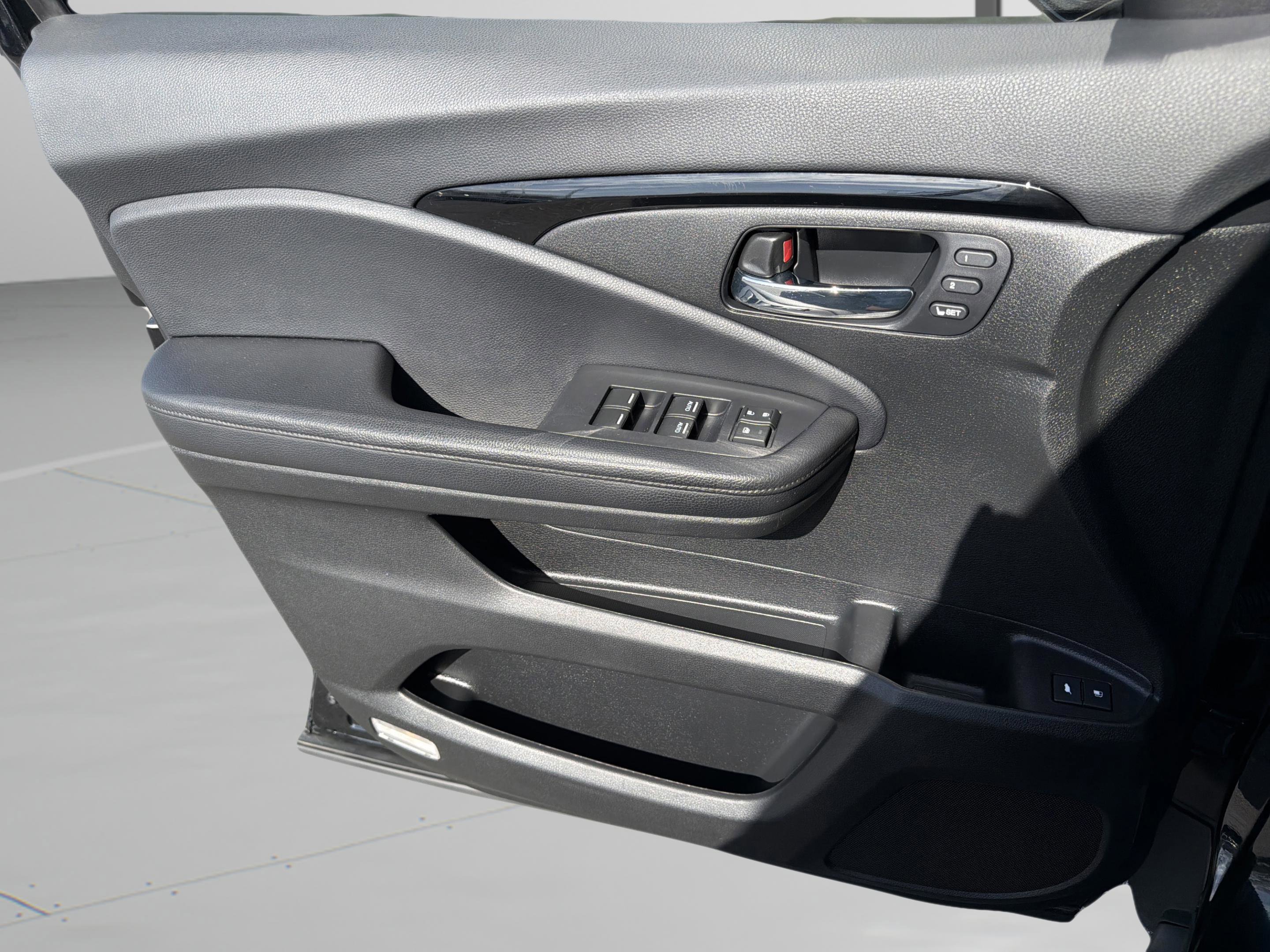 Certified 2020 Honda Pilot Touring image 30