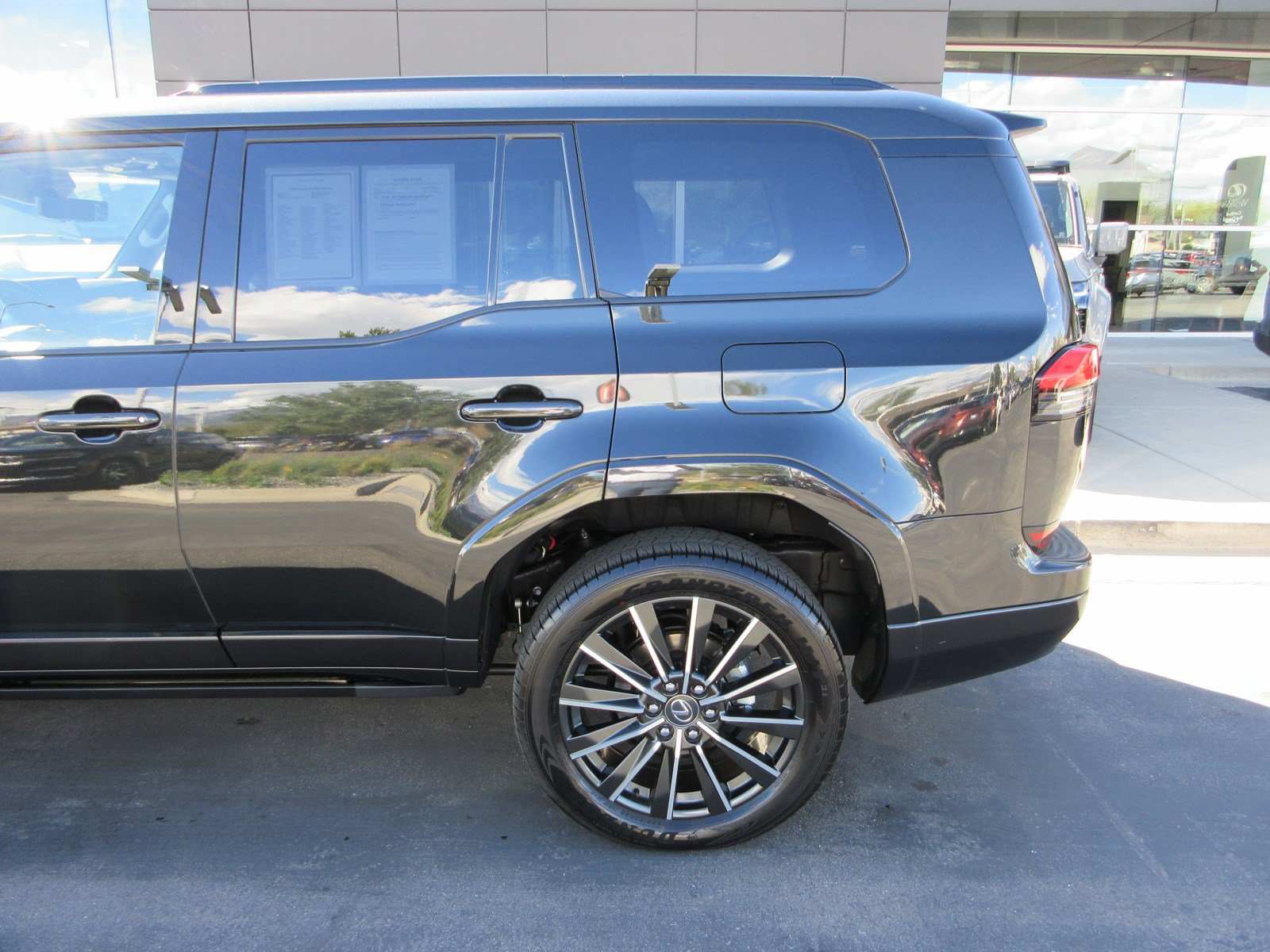Used 2026 Lexus GX 550 w/ Cold Area Package AWD/4WD image 4