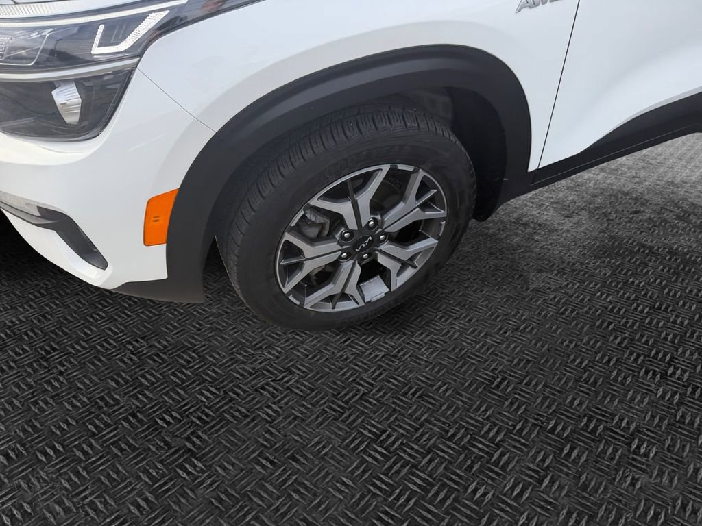 Used 2023 Kia Seltos EX image 11