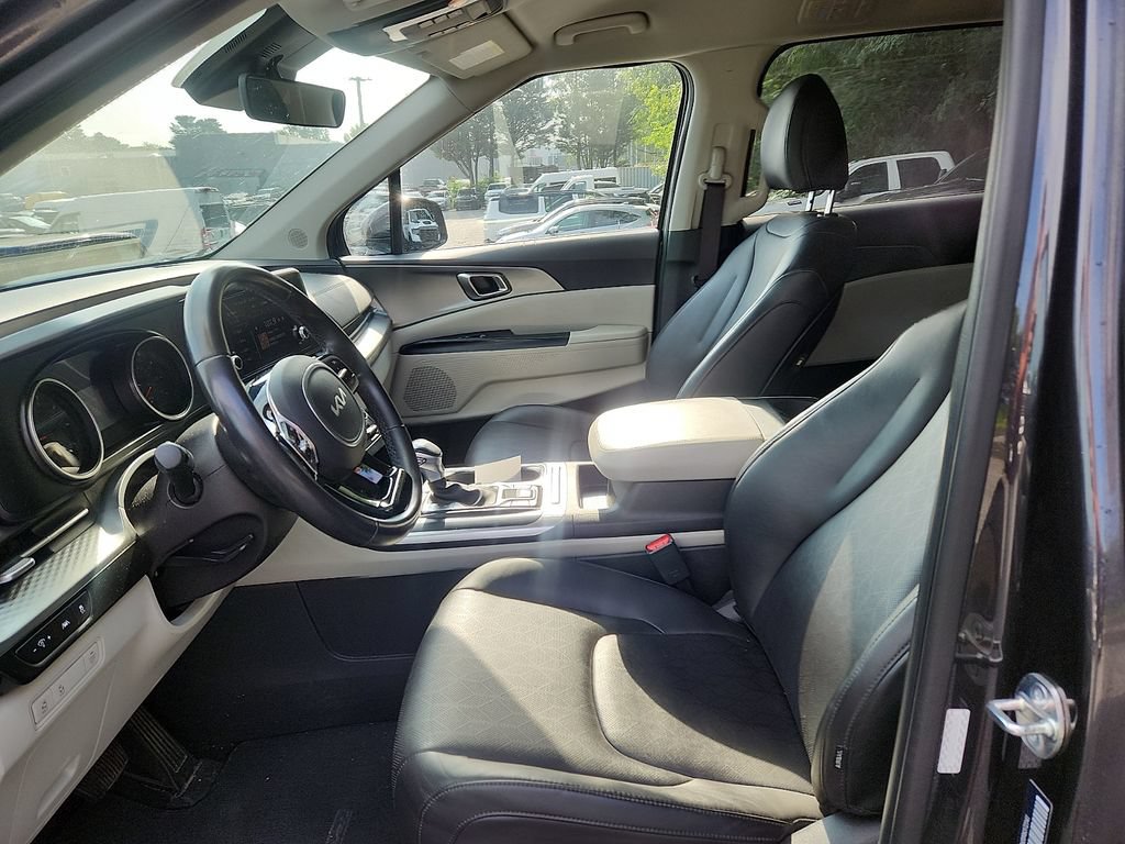 Used 2024 Kia Carnival LX FWD image 11