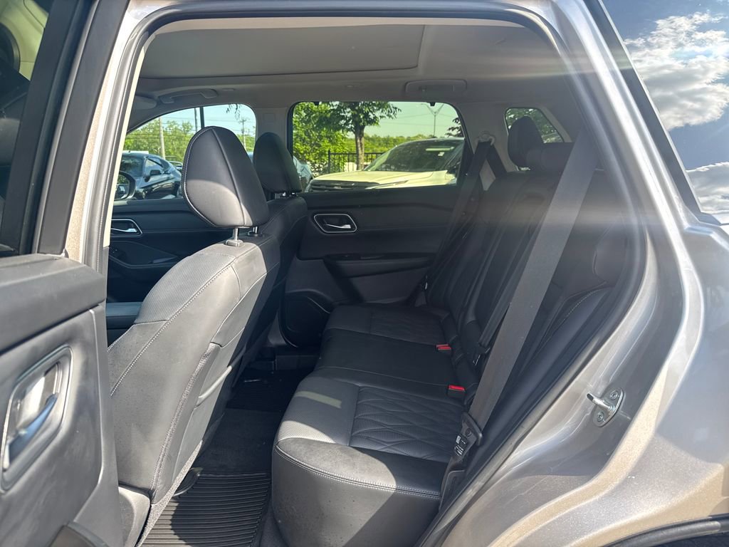 Used 2025 Nissan Rogue Platinum w/ Platinum Premium Package FWD image 27