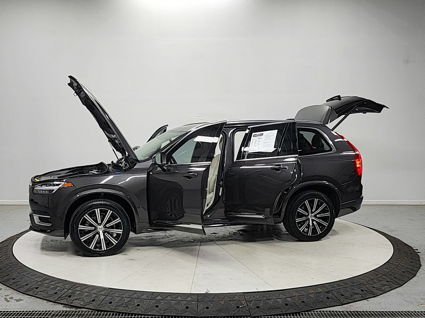 Used 2024 Volvo XC90 B5 Plus AWD/4WD image 12