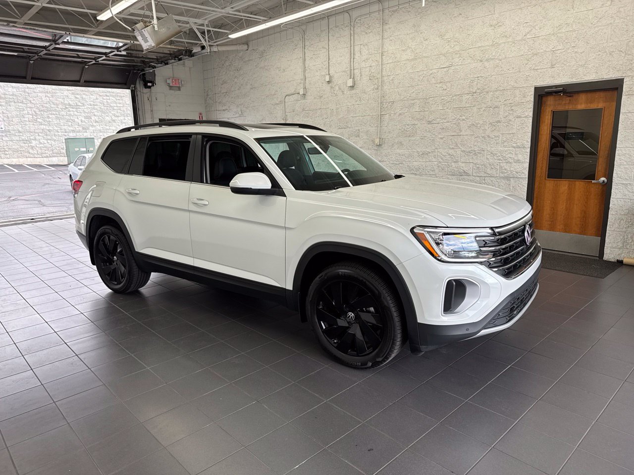 Used 2026 Volkswagen Atlas SE FWD image 1