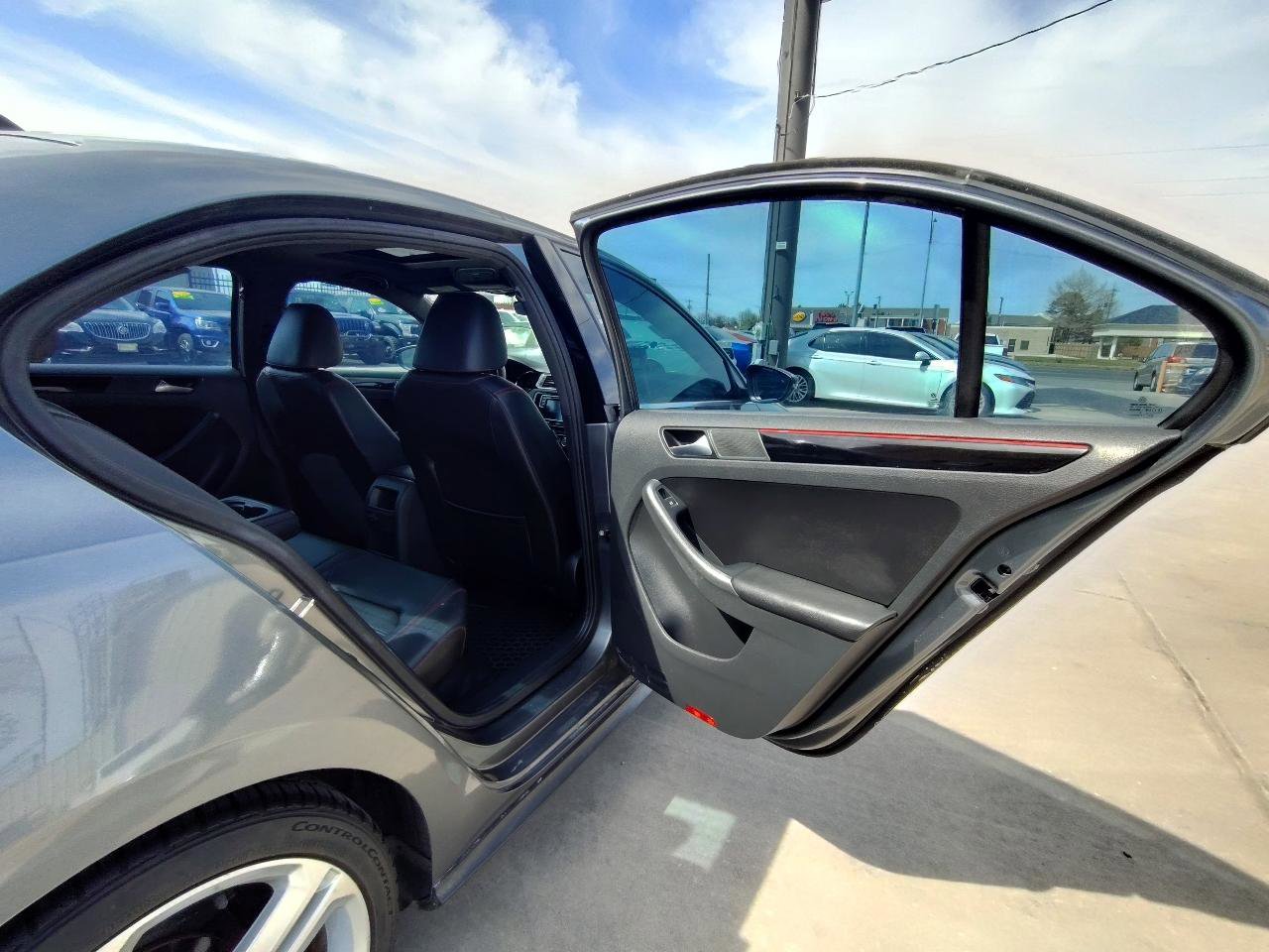 Used 2017 Volkswagen Jetta GLI FWD image 38