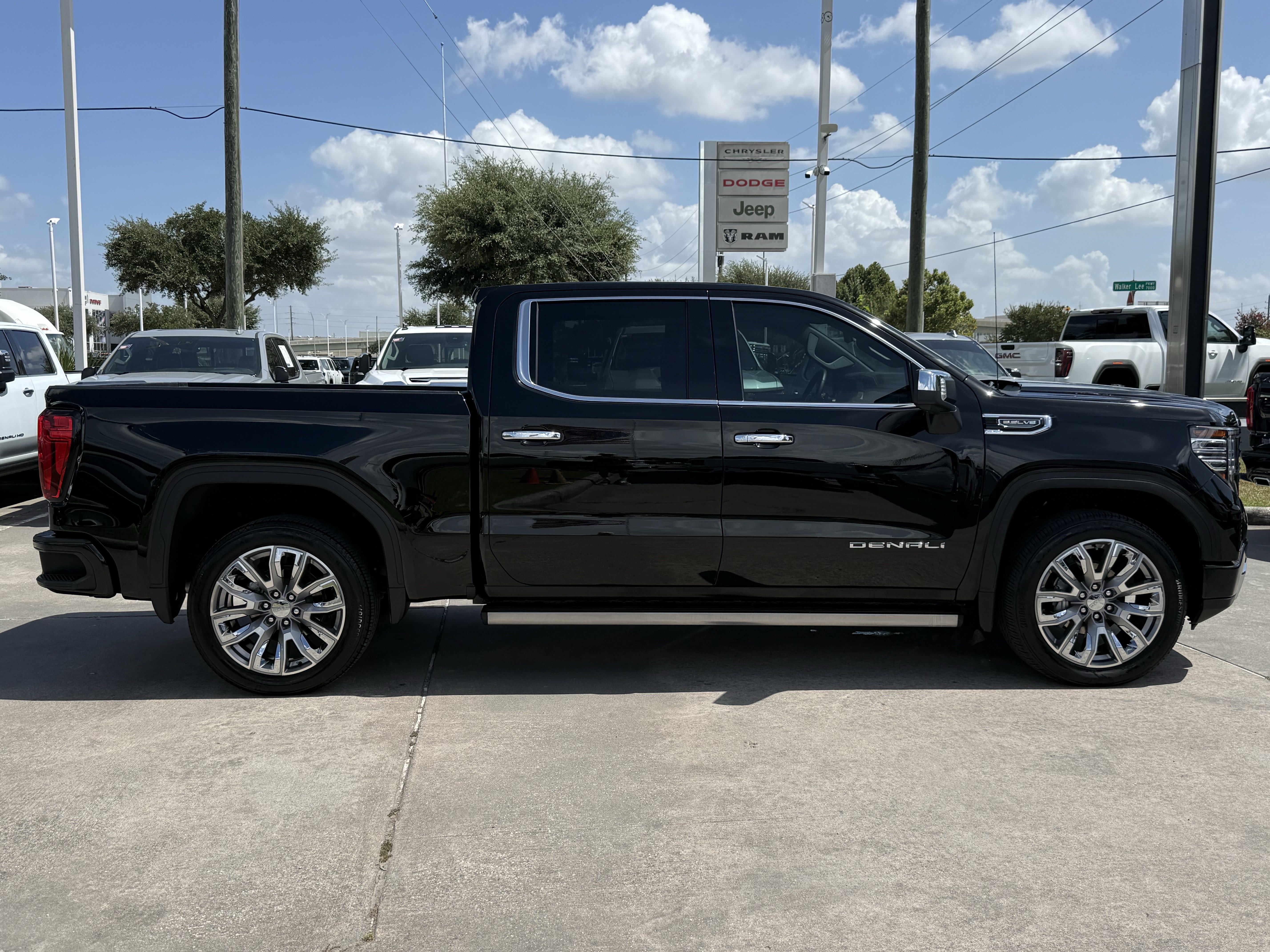 Used 2025 GMC Sierra 1500 Denali w/ Denali Reserve Package AWD/4WD image 3