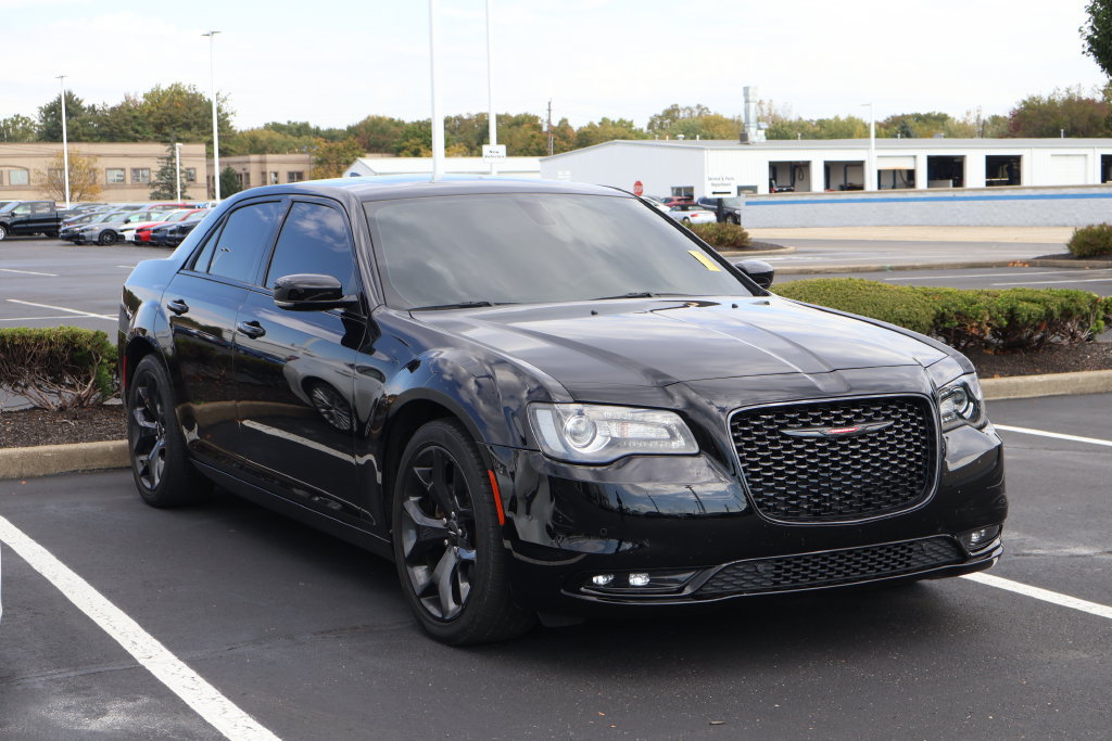 Used 2023 Chrysler 300 S w/ Comfort Group RWD image 3