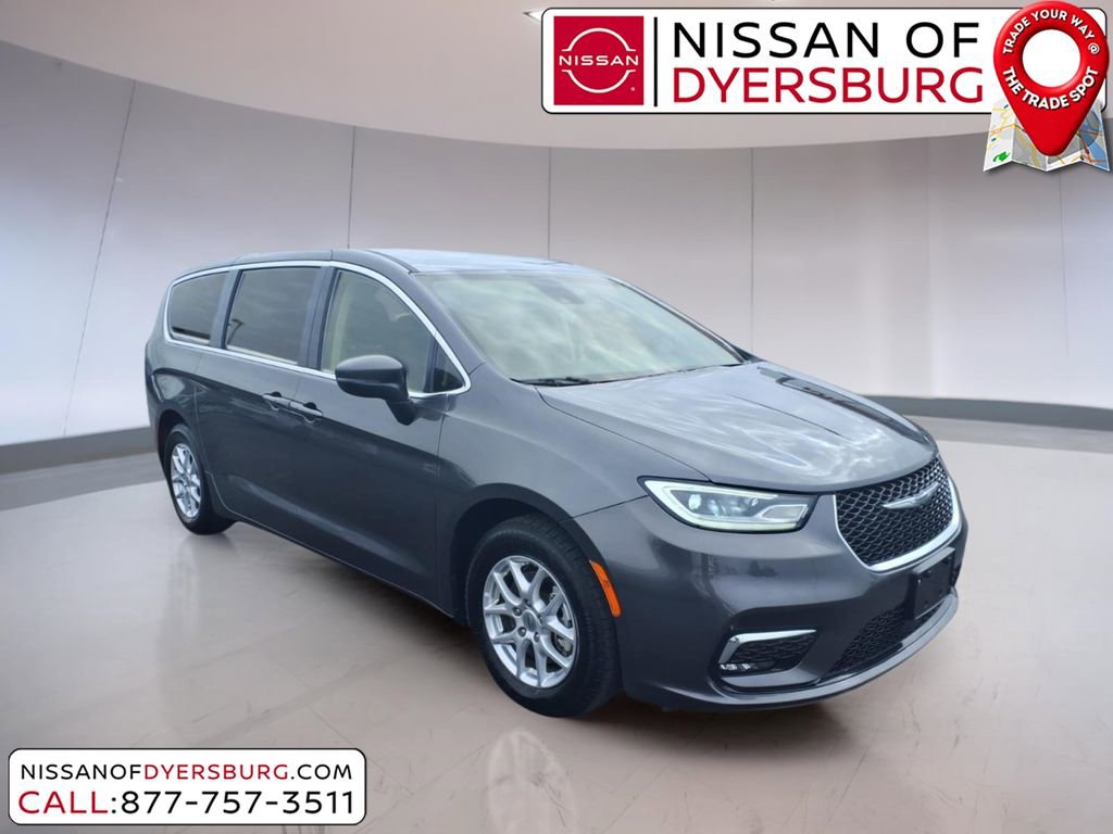Used 2023 Chrysler Pacifica Touring-L image 1