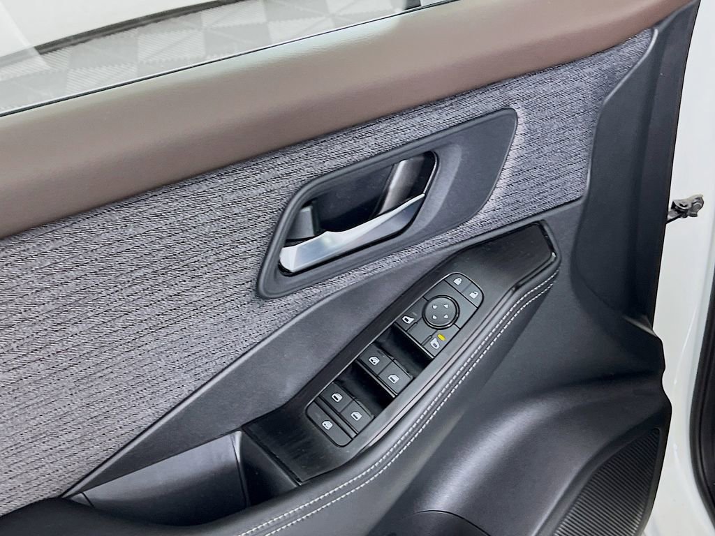 Used 2022 Nissan Rogue SV AWD/4WD image 17