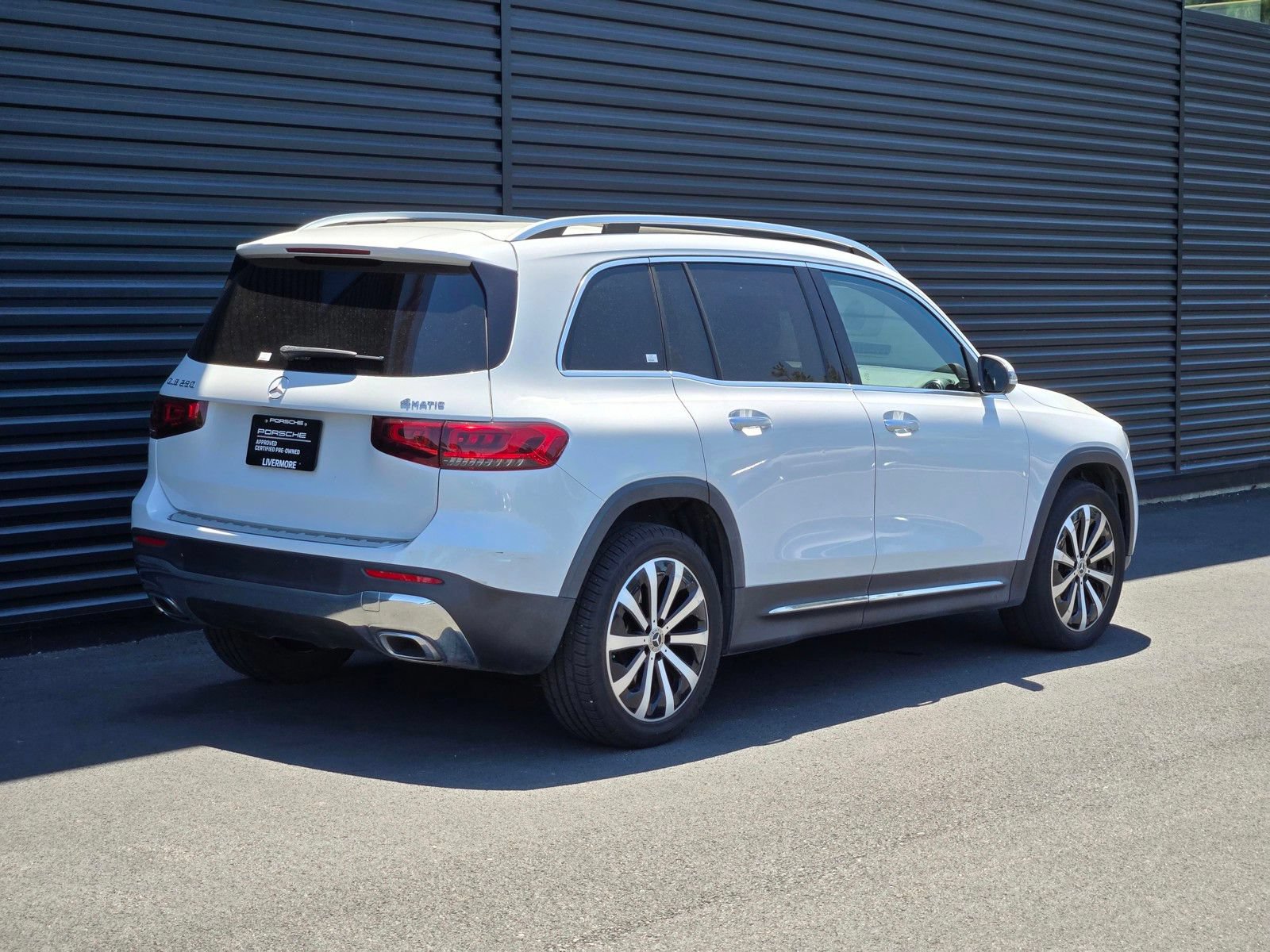 Used 2021 Mercedes-Benz GLB 250 4MATIC w/ Premium Package image 7