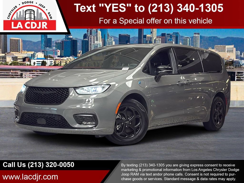 Used 2023 Chrysler Pacifica Limited w/ Uconnect Theater Family Group FWD image 1