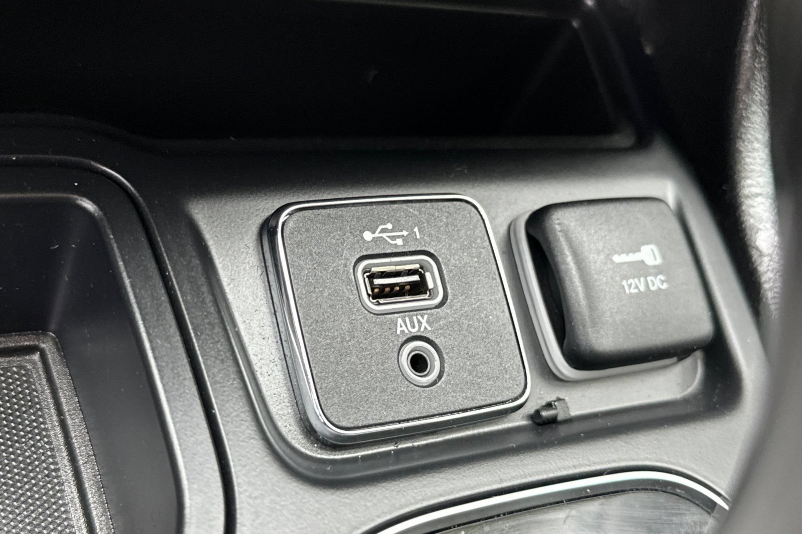 Used 2020 Jeep Cherokee Limited w/ Advanced Safety Group FWD image 38