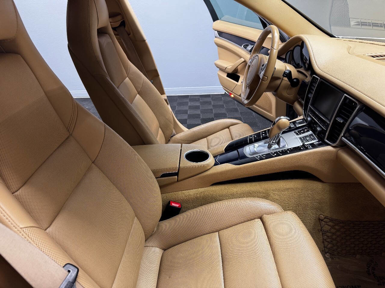 Used 2015 Porsche Panamera 4 image 54