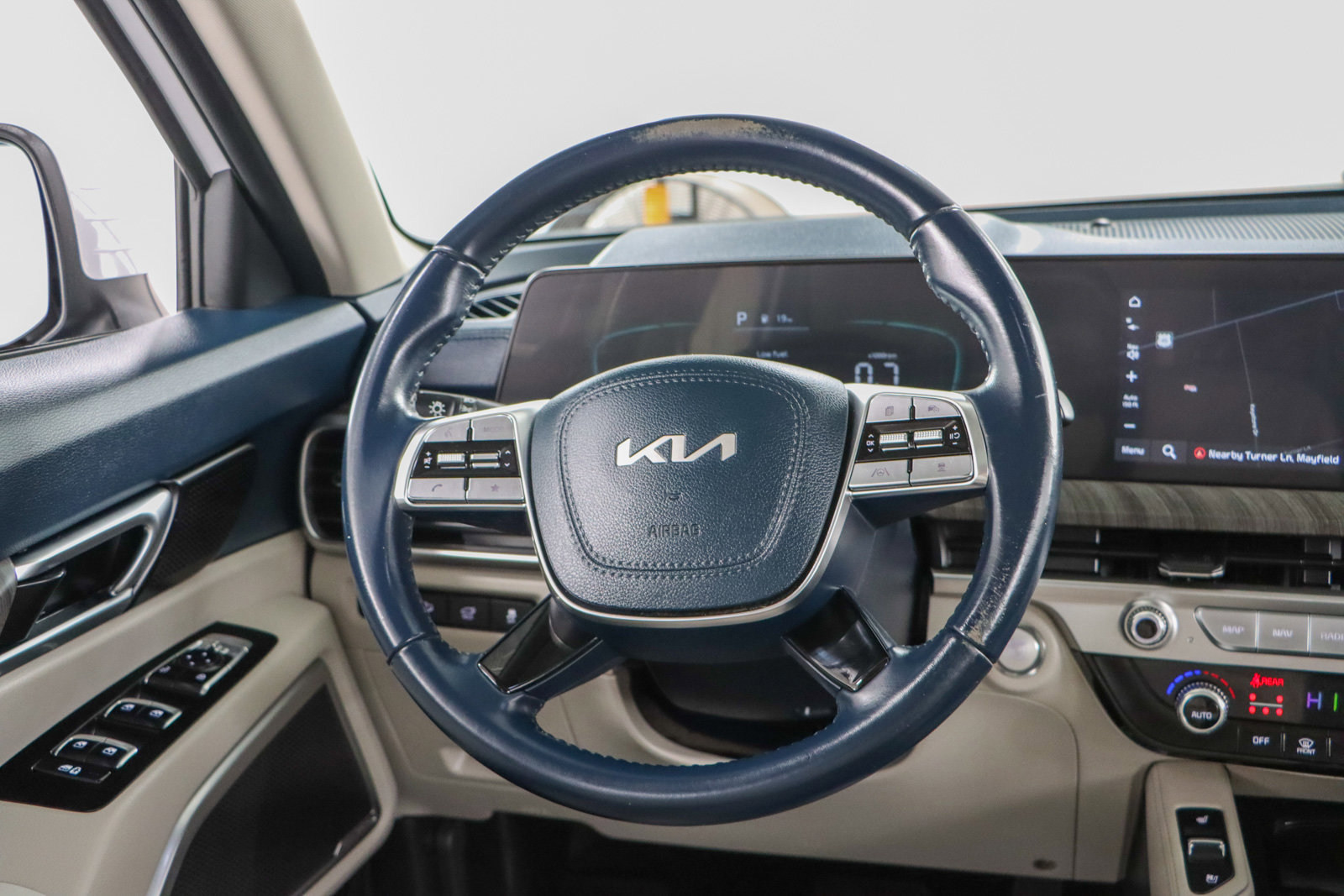 Used 2024 Kia Telluride EX w/ EX Captain's Chair Package image 12