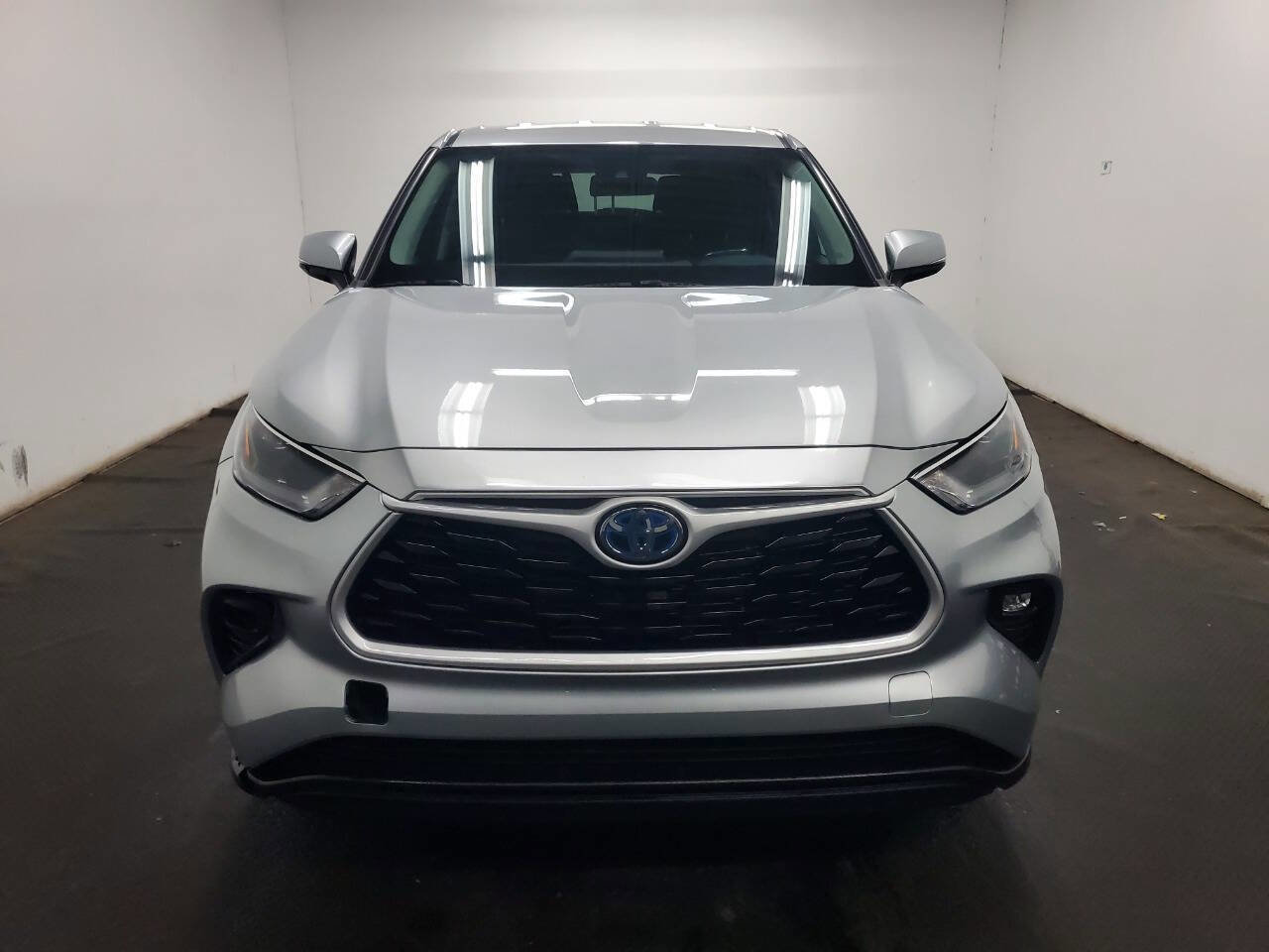 Used 2022 Toyota Highlander LE image 2