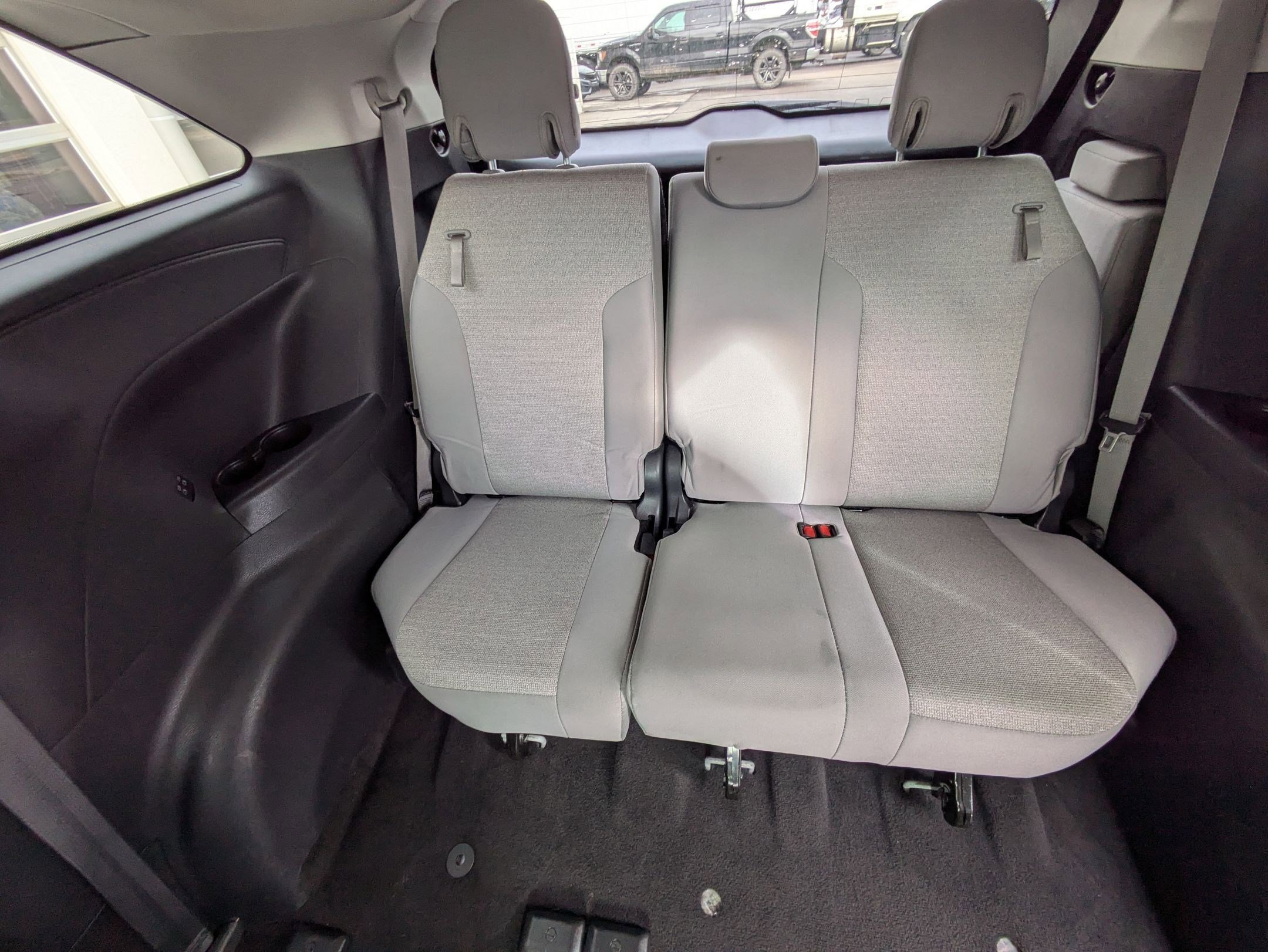 Used 2025 Toyota Sienna LE image 32