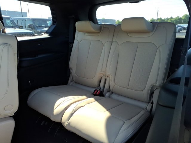 New 2026 Jeep Grand Cherokee L Limited w/ Luxury Tech Group II AWD/4WD image 17