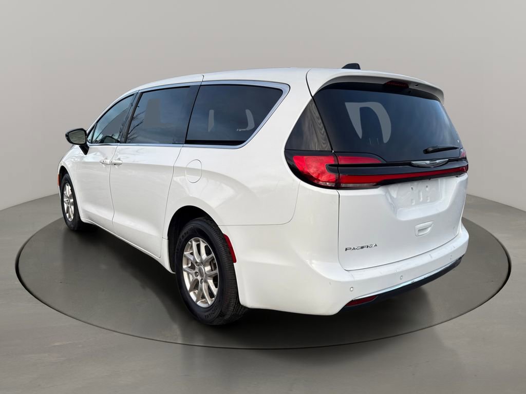Used 2025 Chrysler Pacifica Select image 5