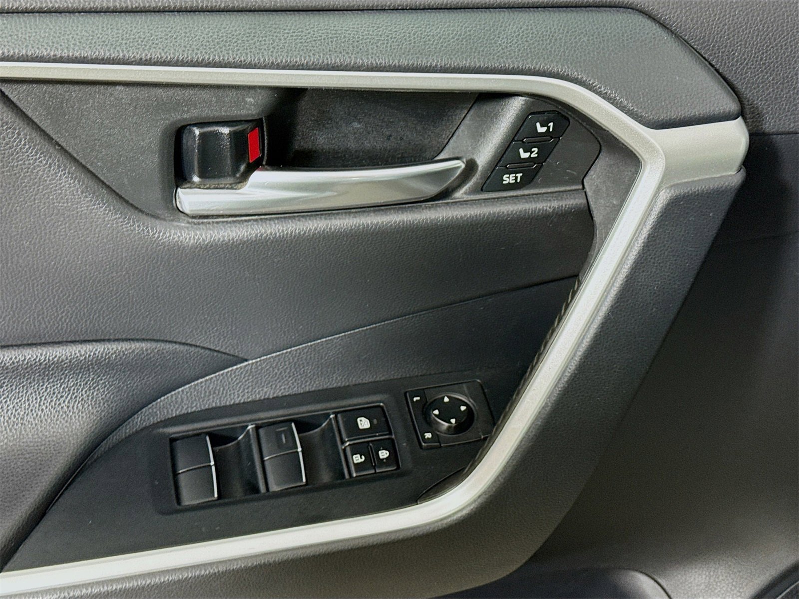 Used 2019 Toyota RAV4 XLE Premium image 15