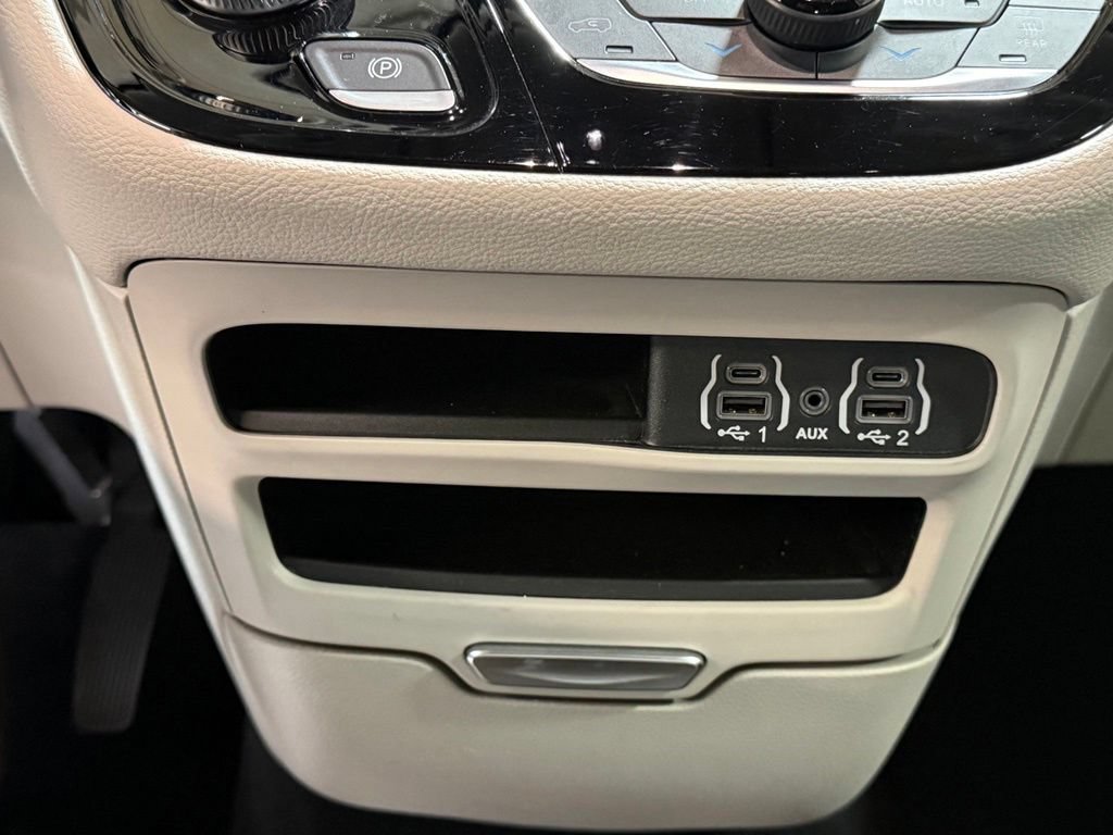 Used 2023 Chrysler Pacifica Touring-L AWD/4WD image 19