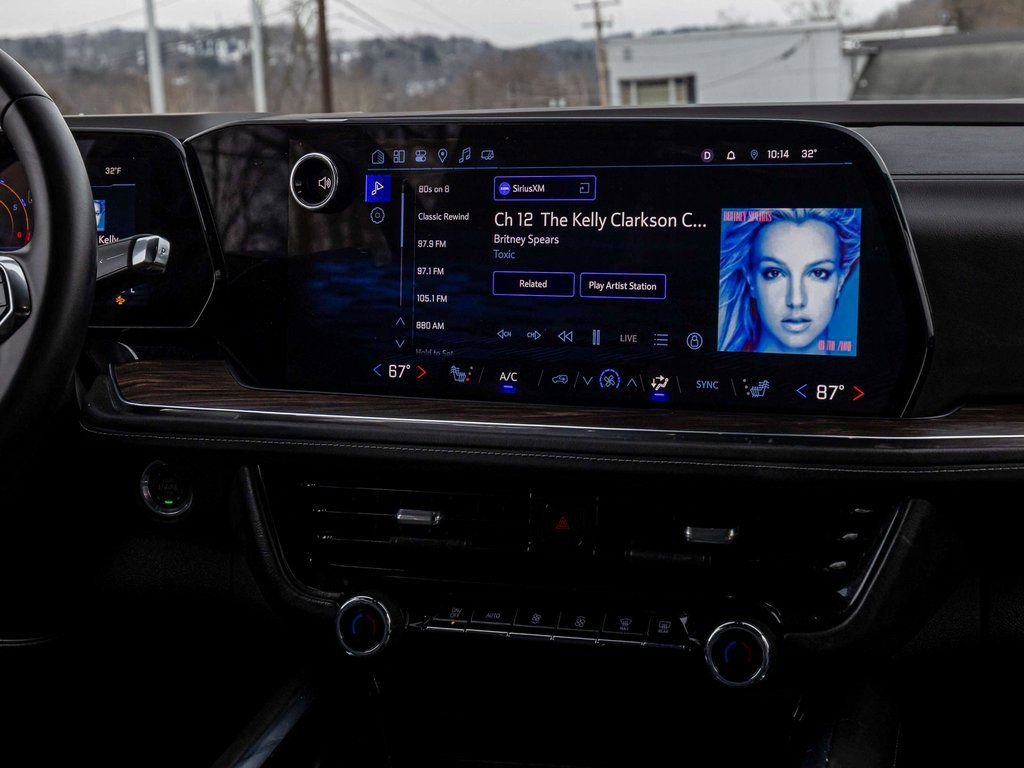 Used 2025 Chevrolet Suburban Z71 image 21