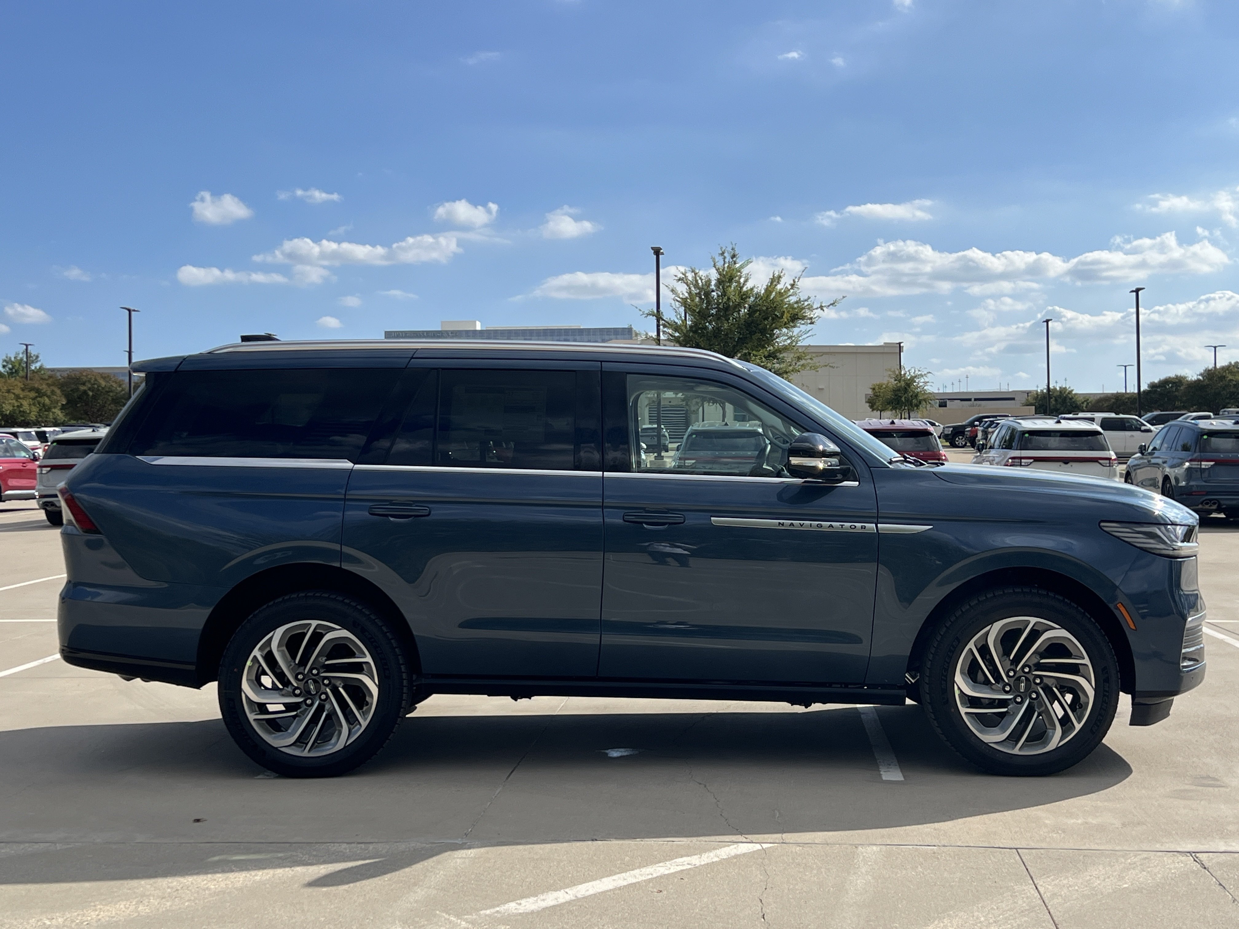 New 2027 Lincoln Navigator Reserve AWD/4WD image 10