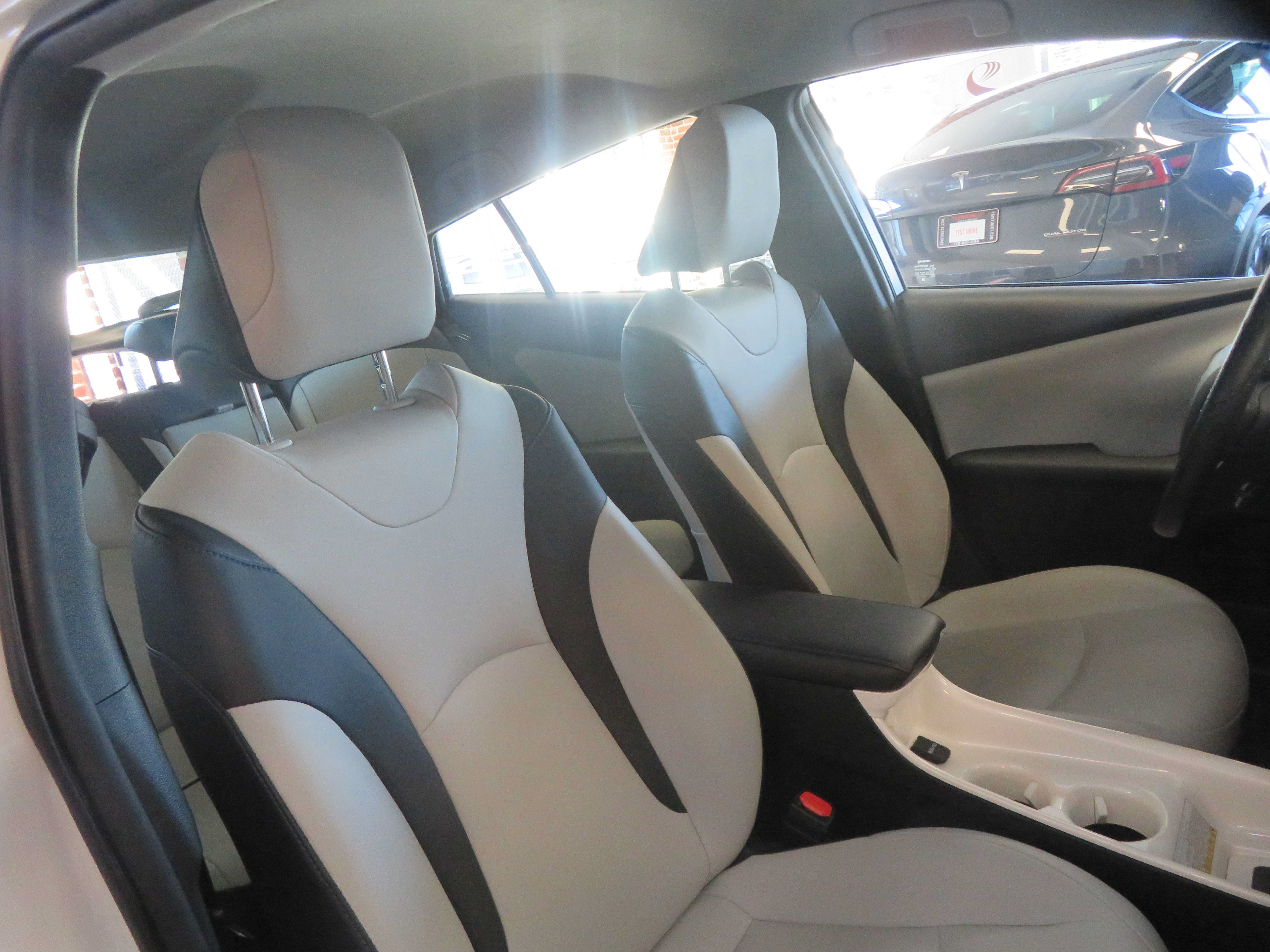 Used 2017 Toyota Prius Four Touring w/ Appearance Package FWD image 27