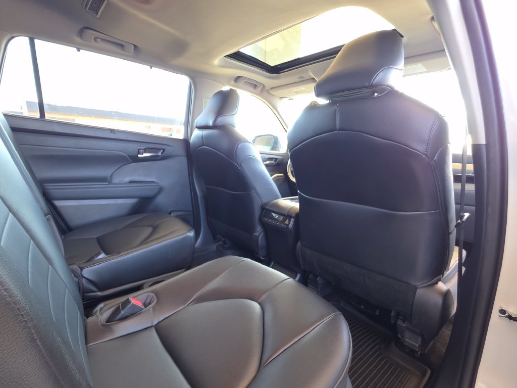Used 2022 Toyota Highlander XLE AWD/4WD image 27