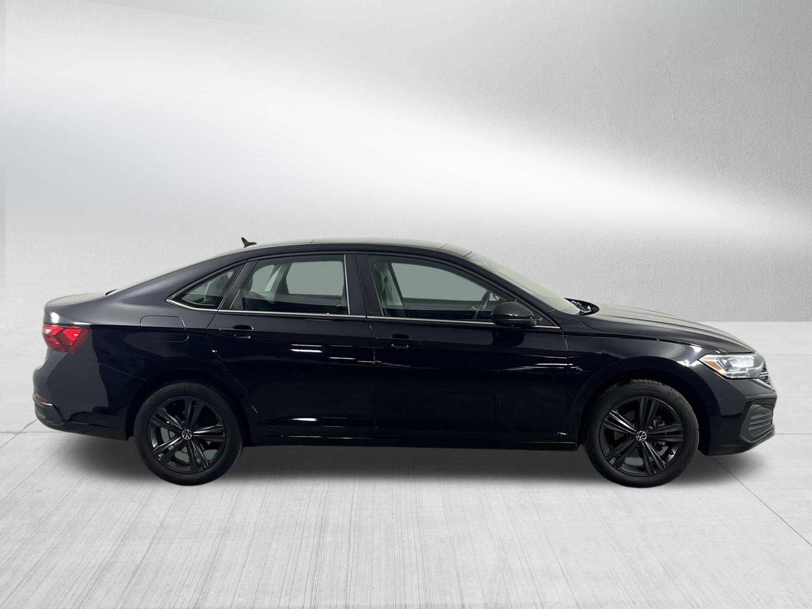 Certified 2023 Volkswagen Jetta SE w/ Panoramic Sunroof Package image 8