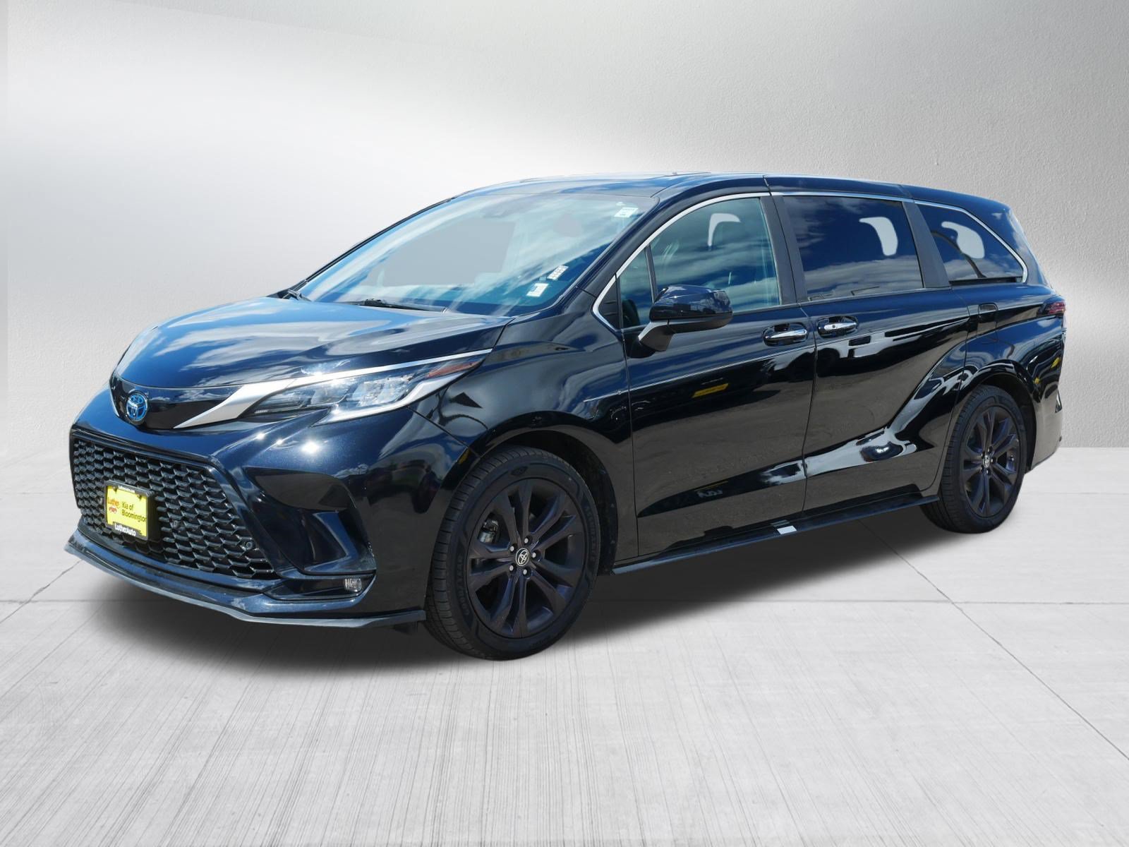 Used 2021 Toyota Sienna XSE FWD image 3