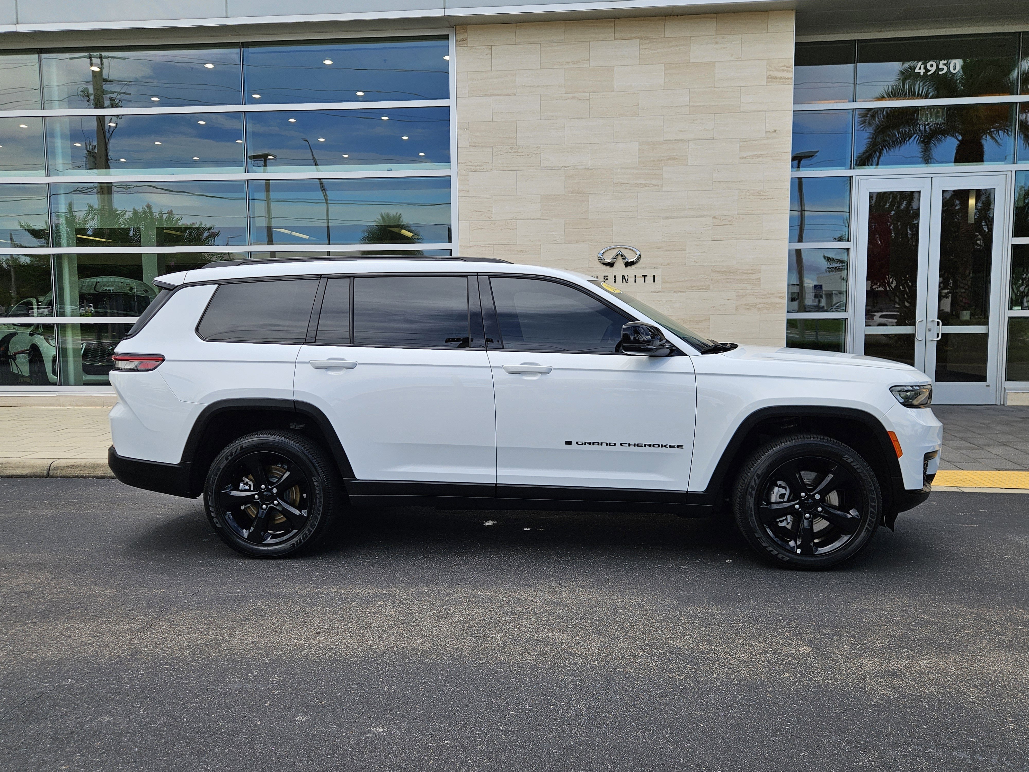 Used 2025 Jeep Grand Cherokee L Laredo image 4