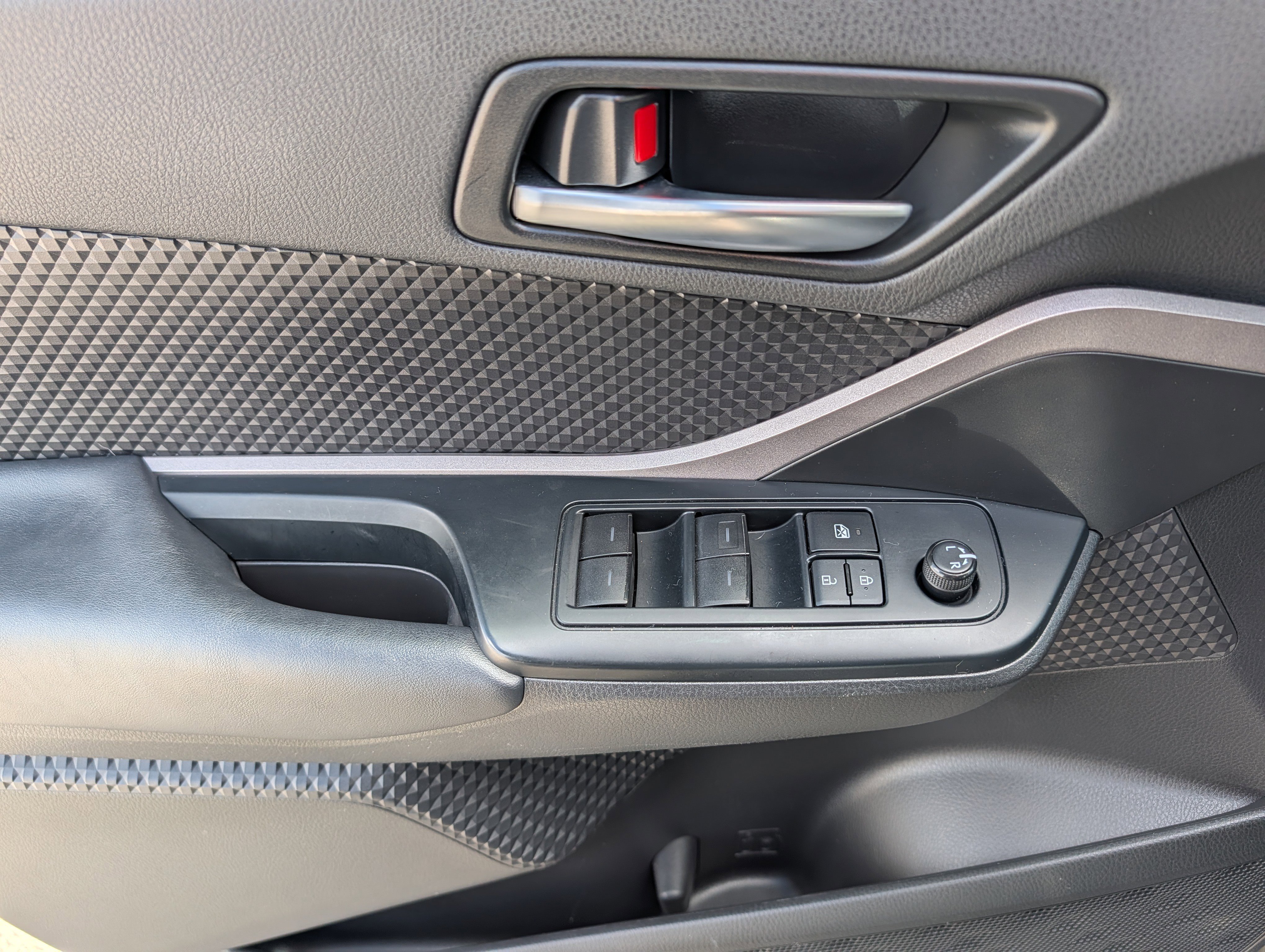 Used 2021 Toyota C-HR LE FWD image 19