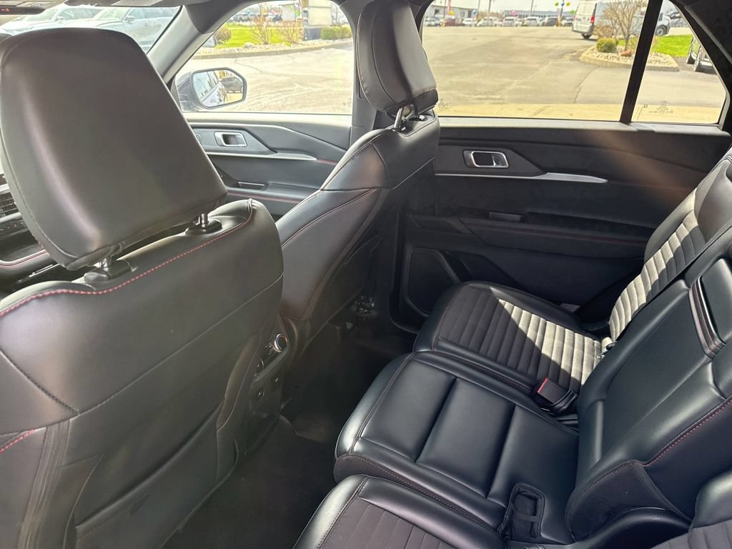 Used 2025 Ford Explorer ST-Line w/ ST-Line Street Pack AWD/4WD image 25