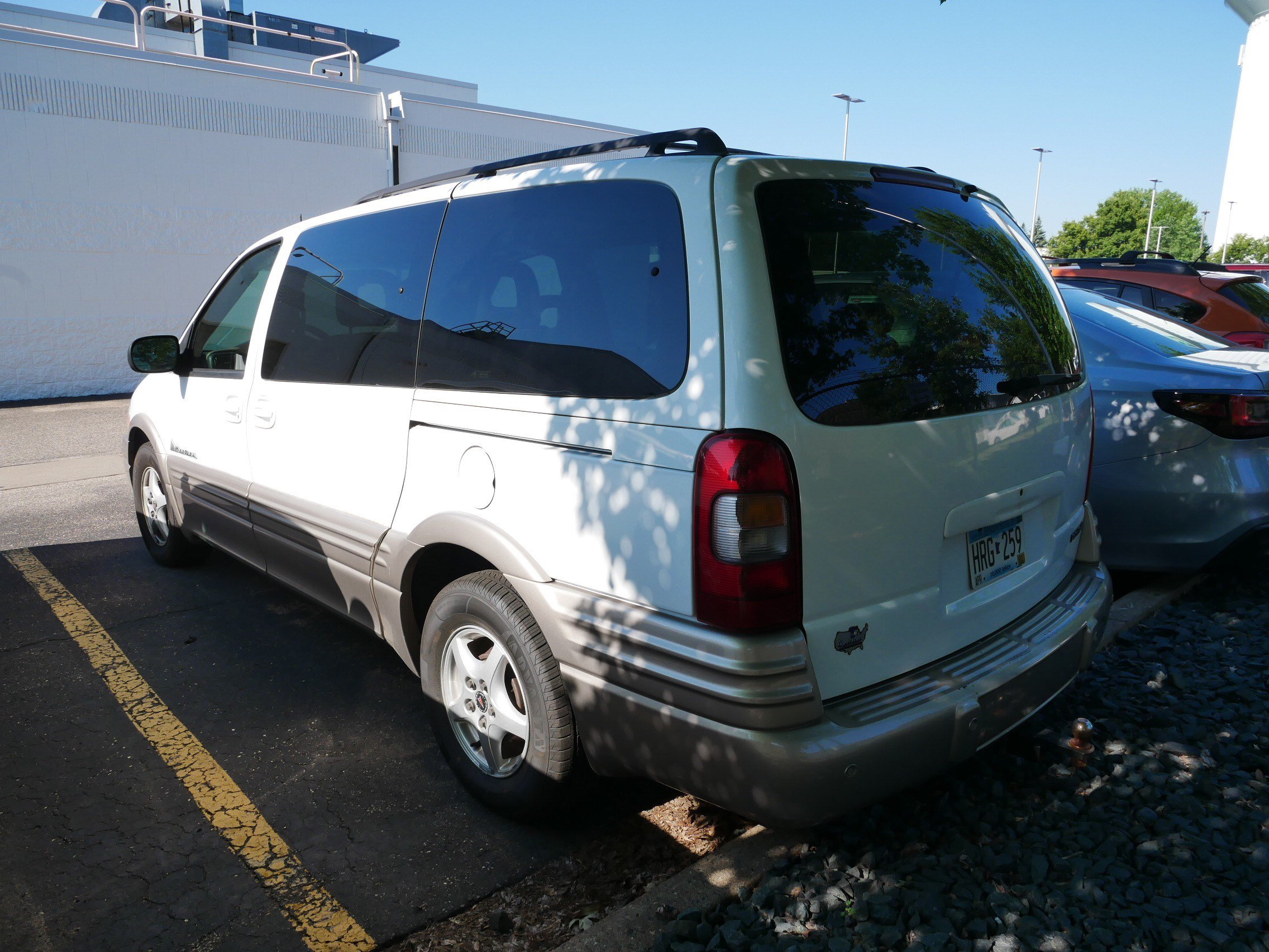 Used 2002 Pontiac Montana Extended w/ Premium Seating Pkg FWD image 4