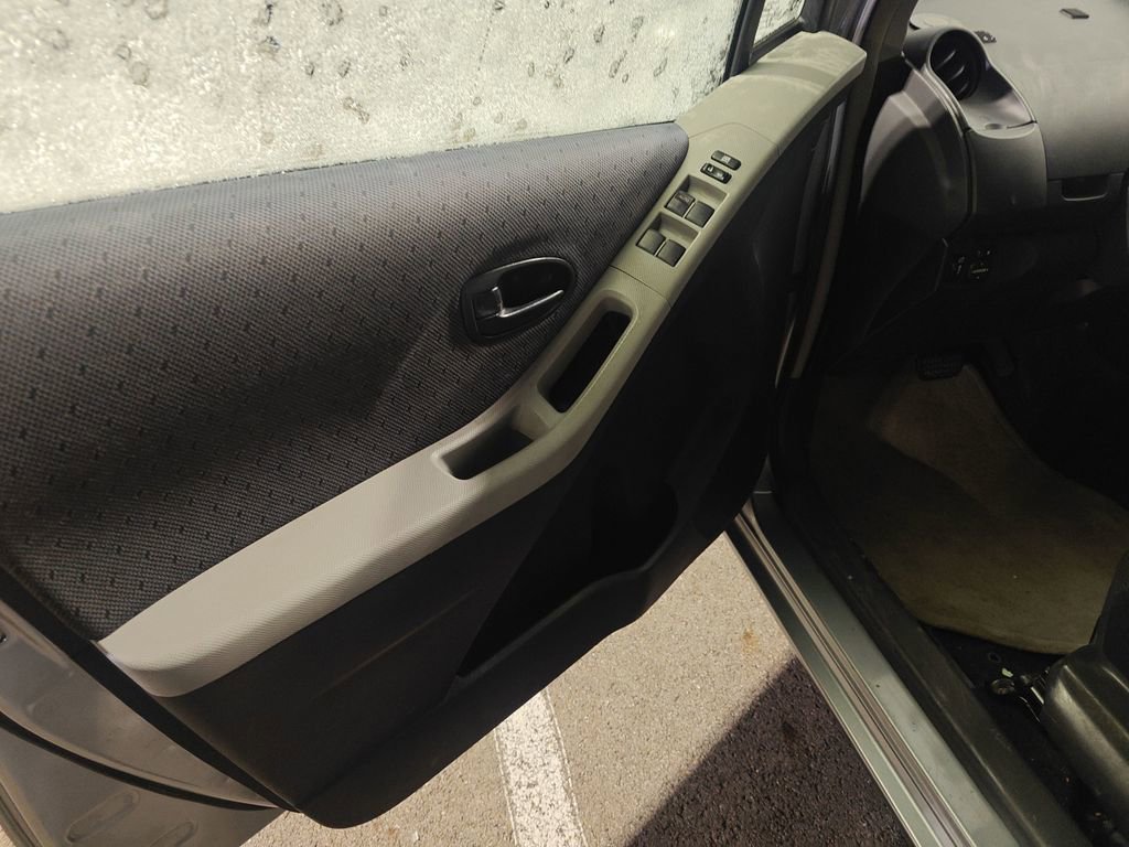 Used 2010 Toyota Yaris 4-Door Hatchback image 7