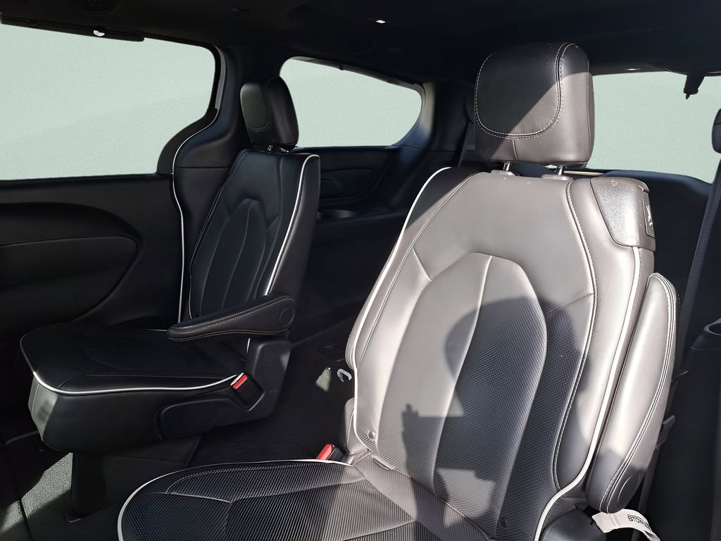 Used 2025 Chrysler Pacifica Limited image 8