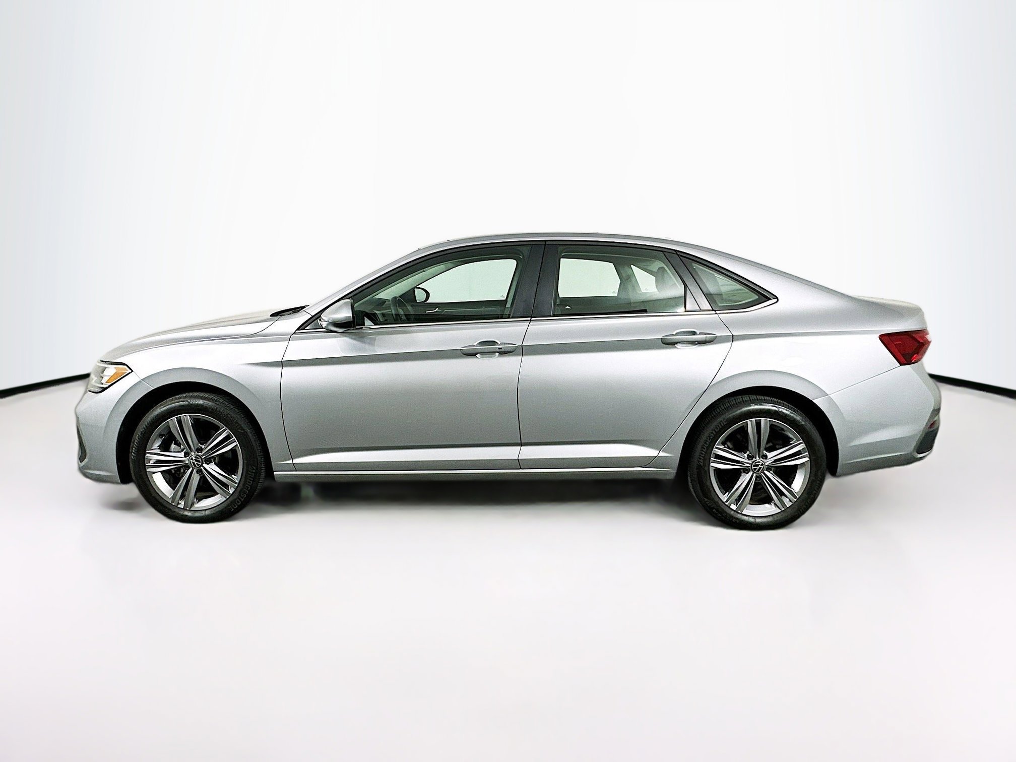 Used 2024 Volkswagen Jetta SE image 4