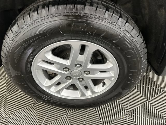 Used 2023 Jeep Grand Cherokee Laredo AWD/4WD image 30